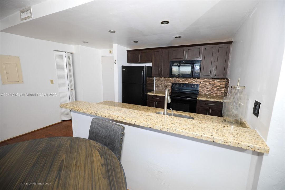 For Rent: $3,250 (2 beds, 2 baths, 990 Square Feet)