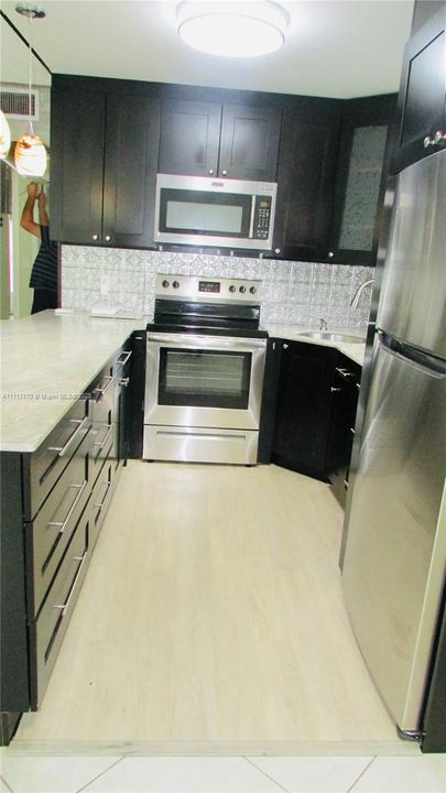 For Rent: $2,000 (2 beds, 1 baths, 820 Square Feet)