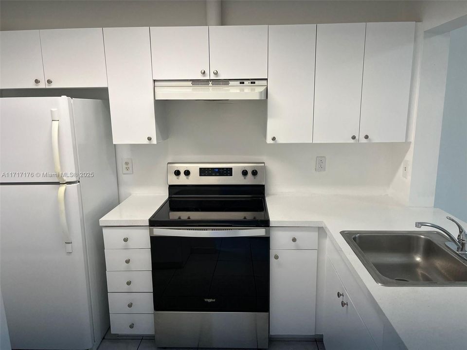 For Rent: $2,195 (2 beds, 2 baths, 770 Square Feet)