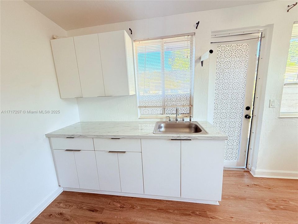 For Rent: $1,800 (1 beds, 1 baths, 1520 Square Feet)