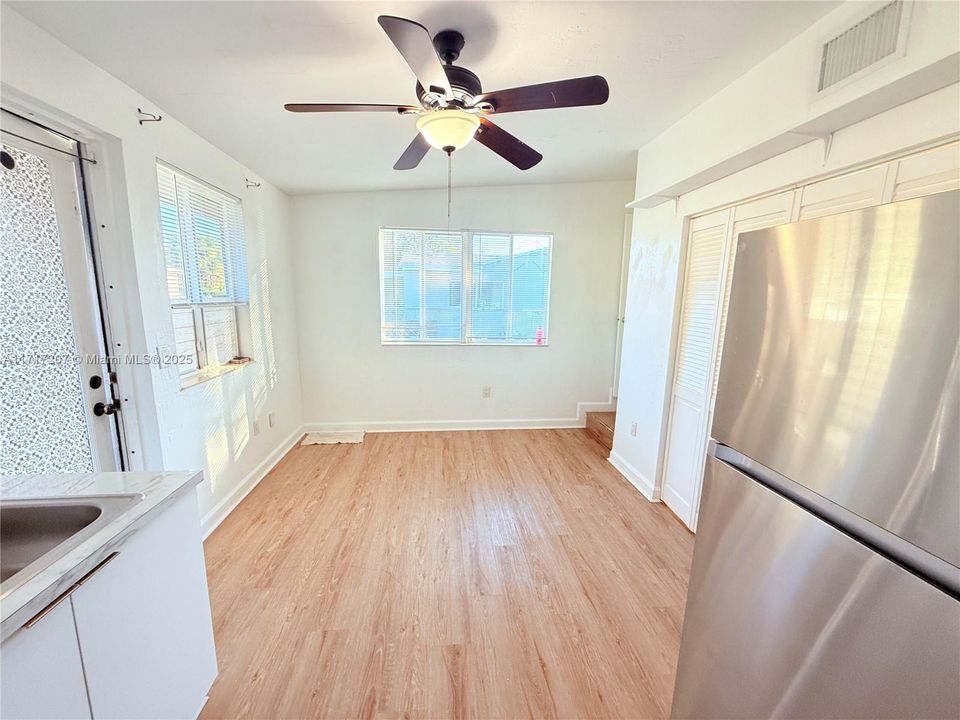 For Rent: $1,800 (1 beds, 1 baths, 1520 Square Feet)