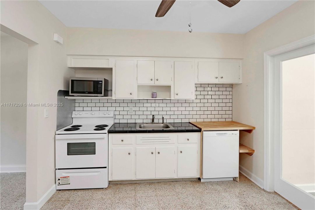 For Rent: $2,850 (2 beds, 1 baths, 923 Square Feet)