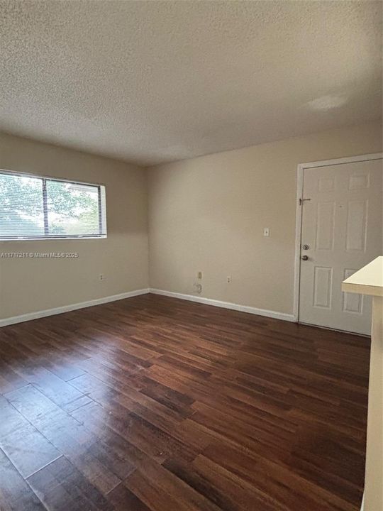 For Rent: $1,700 (1 beds, 1 baths, 558 Square Feet)