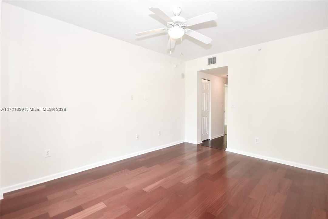 For Rent: $3,200 (2 beds, 1 baths, 977 Square Feet)