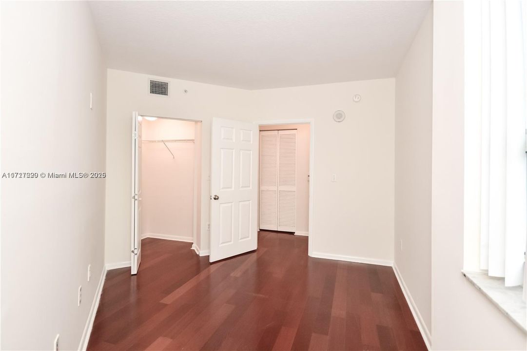 For Rent: $3,200 (2 beds, 1 baths, 977 Square Feet)