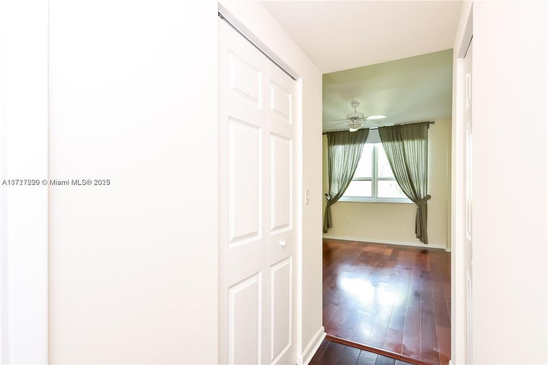 For Rent: $3,200 (2 beds, 1 baths, 977 Square Feet)