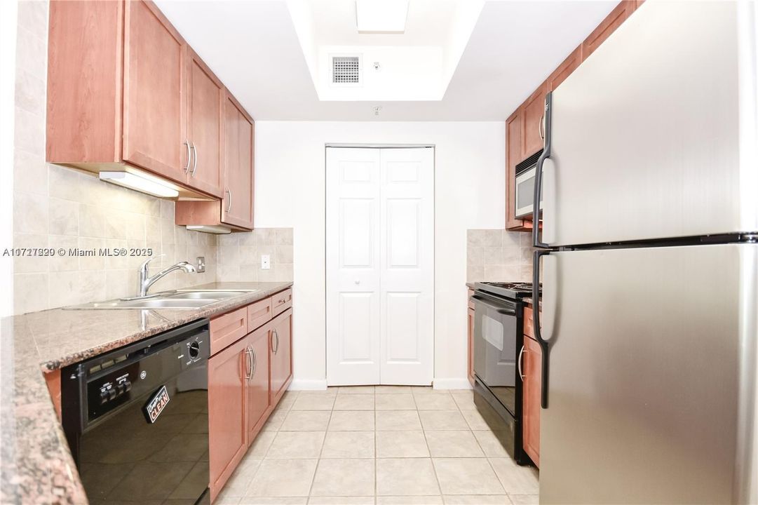 For Rent: $3,200 (2 beds, 1 baths, 977 Square Feet)