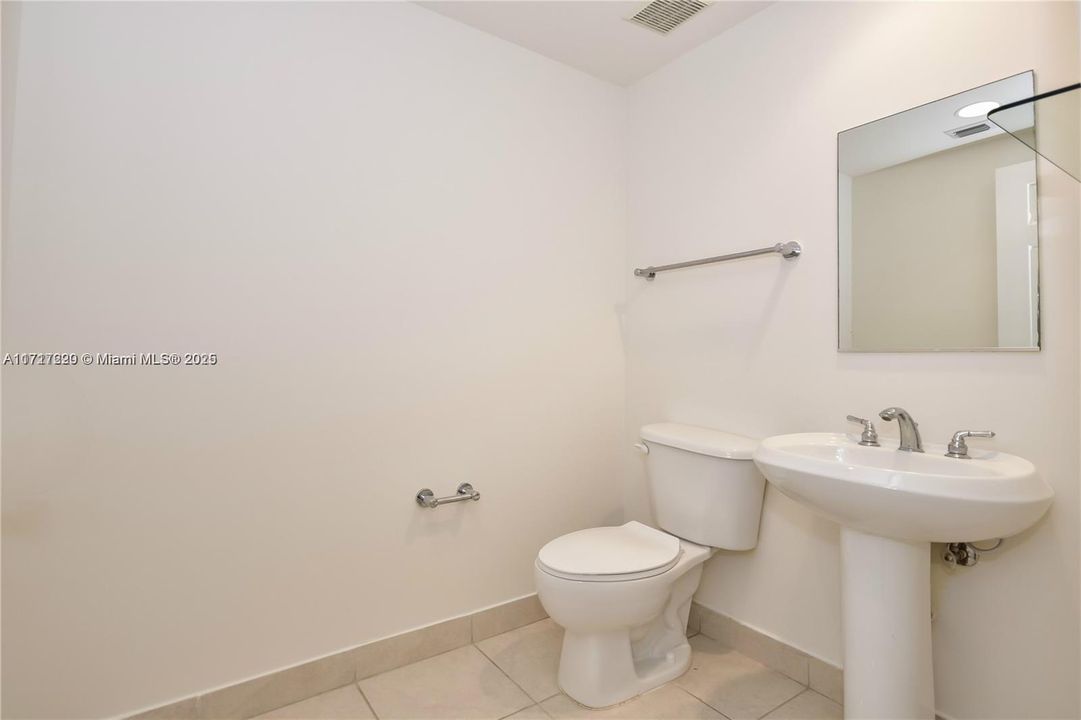 For Rent: $3,200 (2 beds, 1 baths, 977 Square Feet)