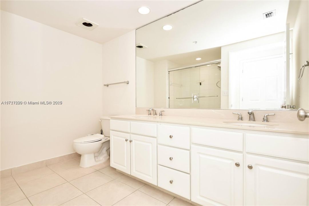 For Rent: $3,200 (2 beds, 1 baths, 977 Square Feet)