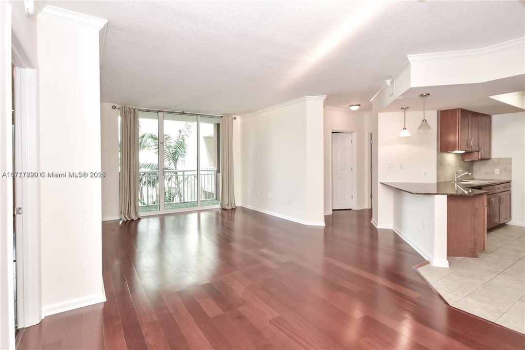 For Rent: $3,200 (2 beds, 1 baths, 977 Square Feet)