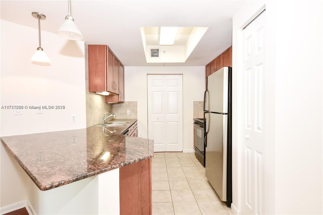 For Rent: $3,200 (2 beds, 1 baths, 977 Square Feet)