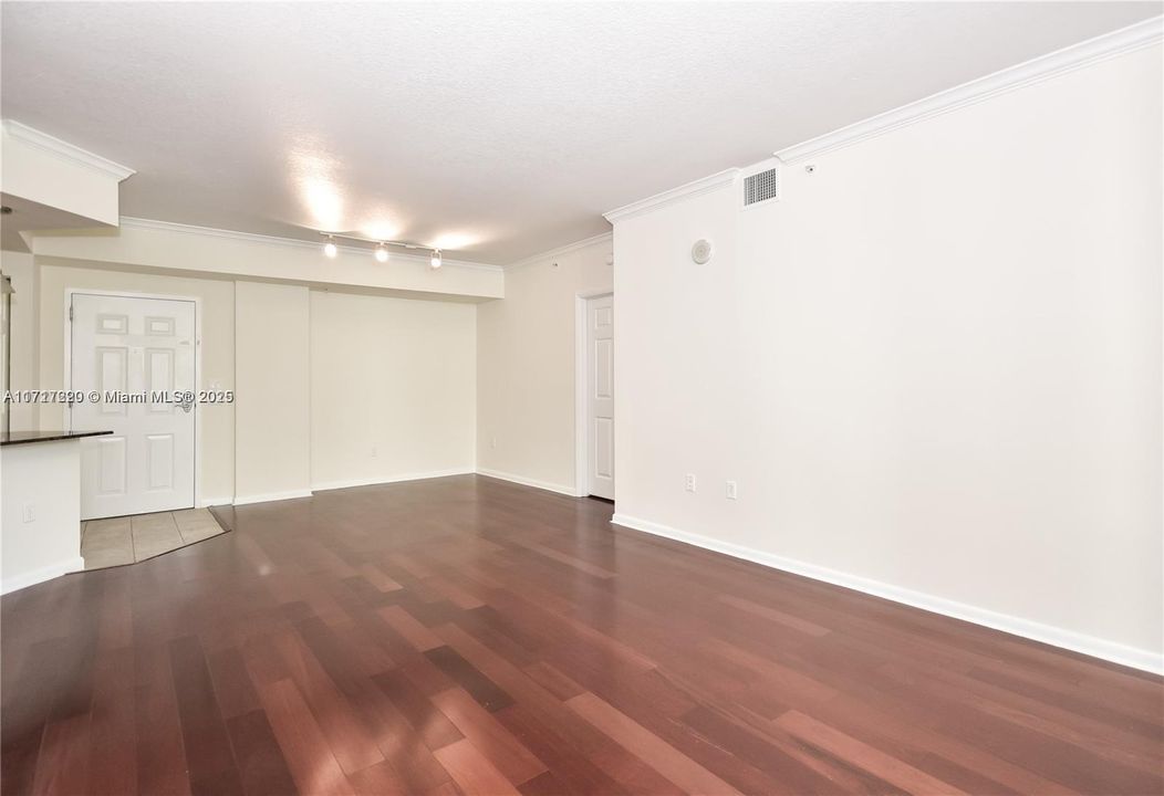 For Rent: $3,200 (2 beds, 1 baths, 977 Square Feet)