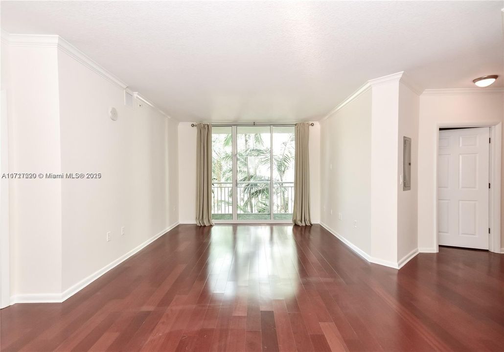 For Rent: $3,200 (2 beds, 1 baths, 977 Square Feet)