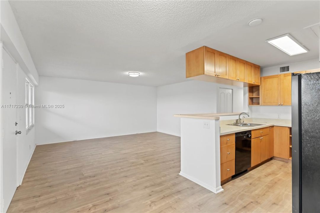 For Sale: $219,500 (2 beds, 2 baths, 1044 Square Feet)