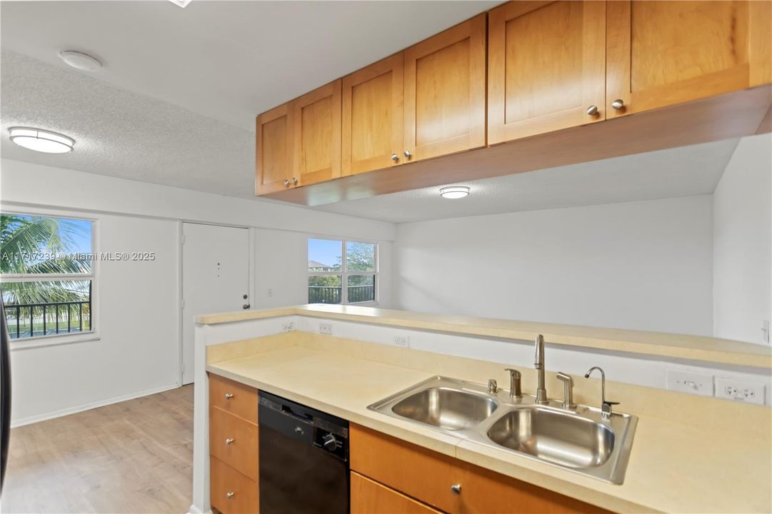 For Sale: $219,500 (2 beds, 2 baths, 1044 Square Feet)