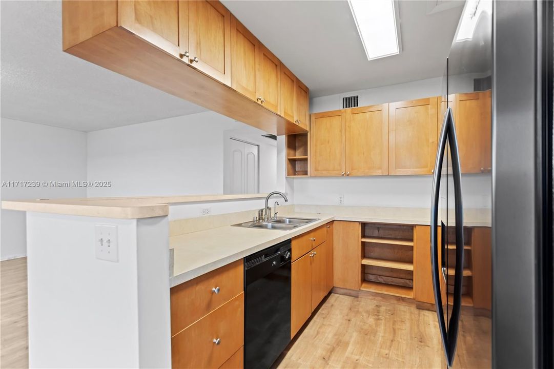 For Sale: $219,500 (2 beds, 2 baths, 1044 Square Feet)