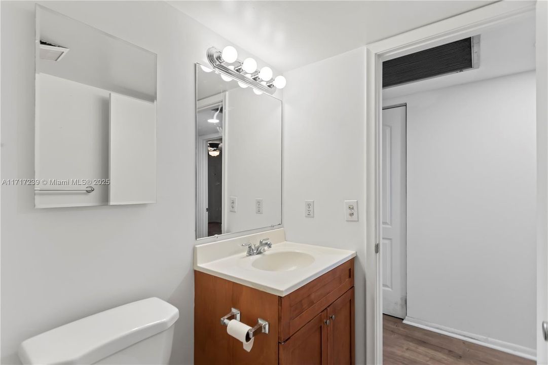 For Sale: $219,500 (2 beds, 2 baths, 1044 Square Feet)