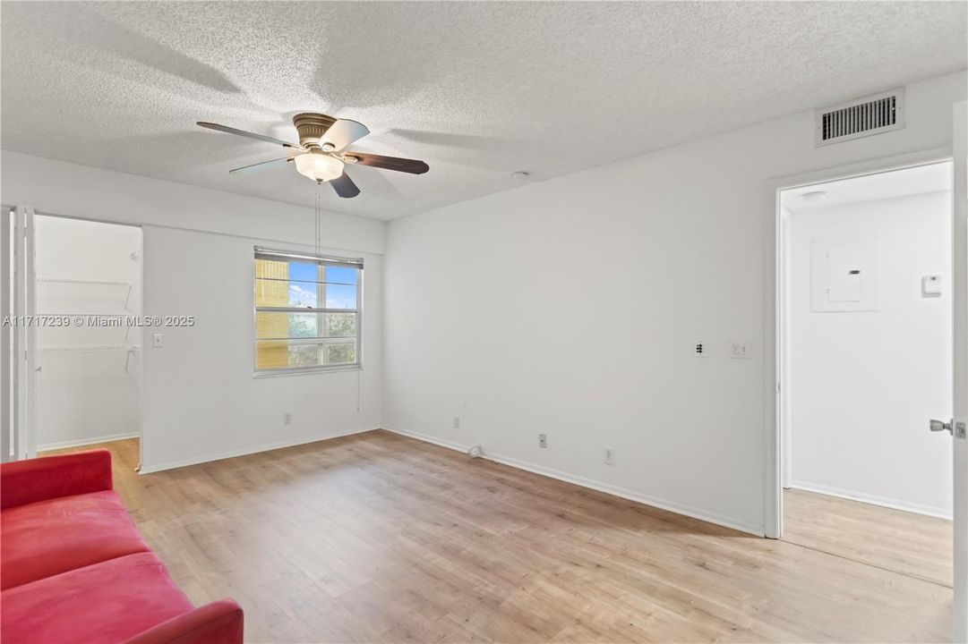 For Sale: $219,500 (2 beds, 2 baths, 1044 Square Feet)