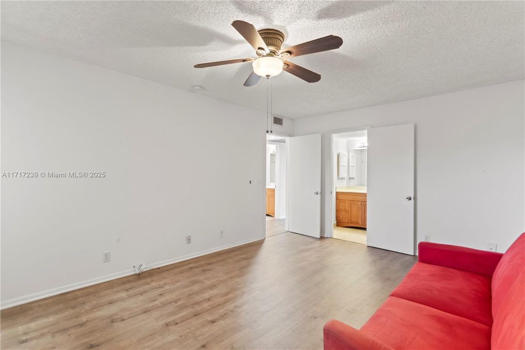 For Sale: $219,500 (2 beds, 2 baths, 1044 Square Feet)