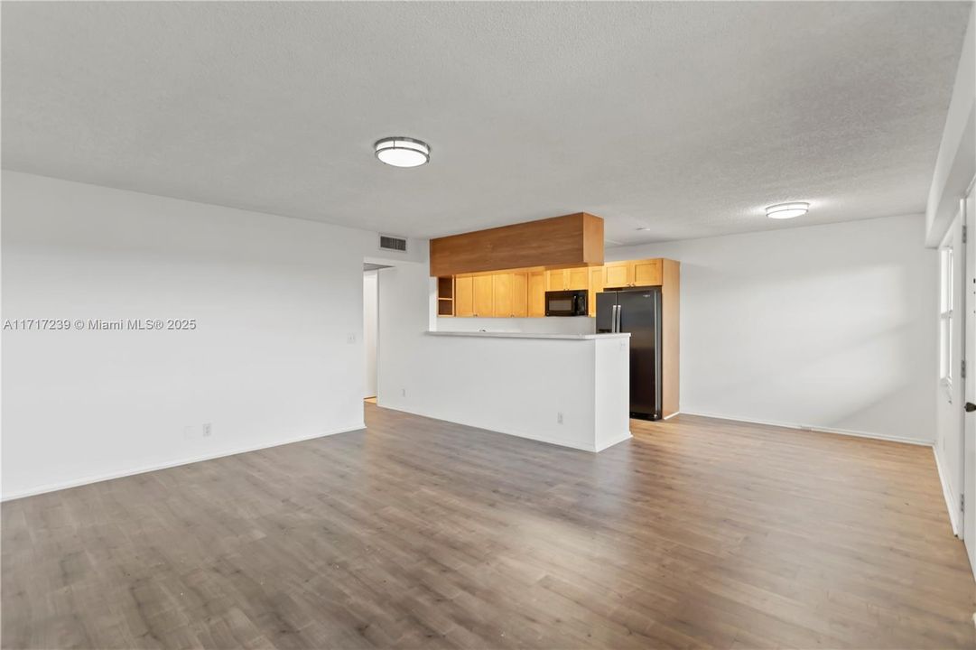 For Sale: $219,500 (2 beds, 2 baths, 1044 Square Feet)