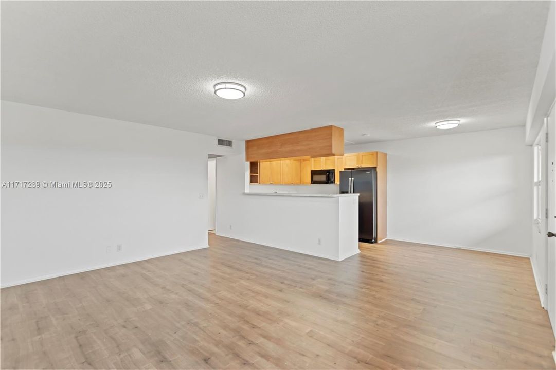 For Sale: $219,500 (2 beds, 2 baths, 1044 Square Feet)