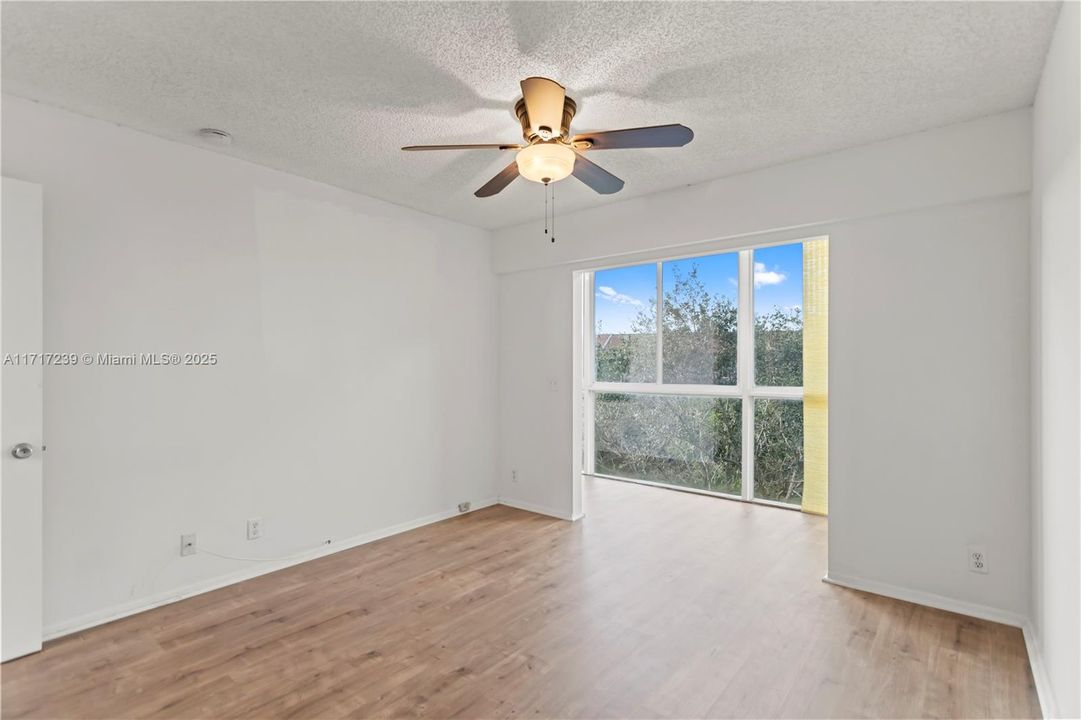 For Sale: $219,500 (2 beds, 2 baths, 1044 Square Feet)