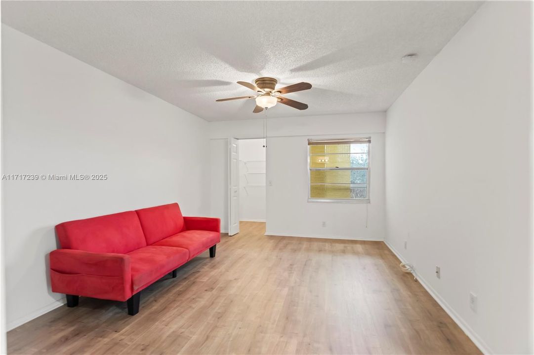 For Sale: $219,500 (2 beds, 2 baths, 1044 Square Feet)