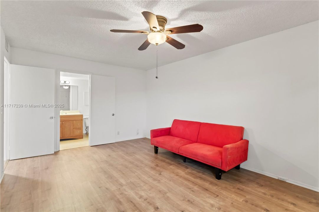 For Sale: $219,500 (2 beds, 2 baths, 1044 Square Feet)