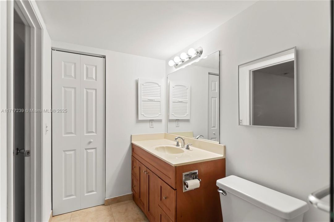 For Sale: $219,500 (2 beds, 2 baths, 1044 Square Feet)