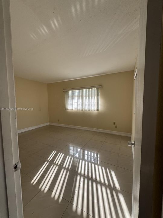 For Sale: $208,000 (1 beds, 1 baths, 935 Square Feet)