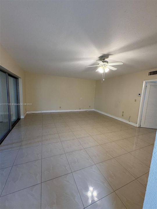 For Sale: $208,000 (1 beds, 1 baths, 935 Square Feet)