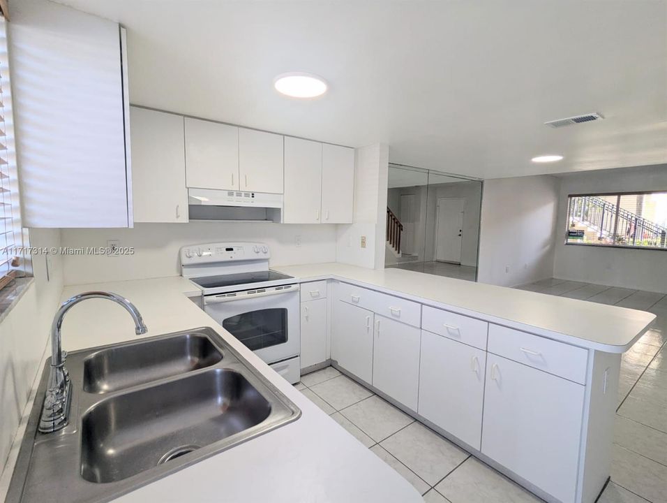 For Sale: $380,000 (2 beds, 2 baths, 1160 Square Feet)