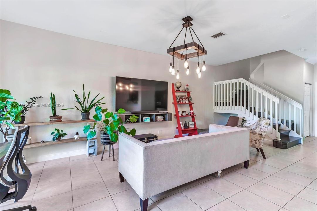 For Sale: $450,000 (3 beds, 3 baths, 1628 Square Feet)