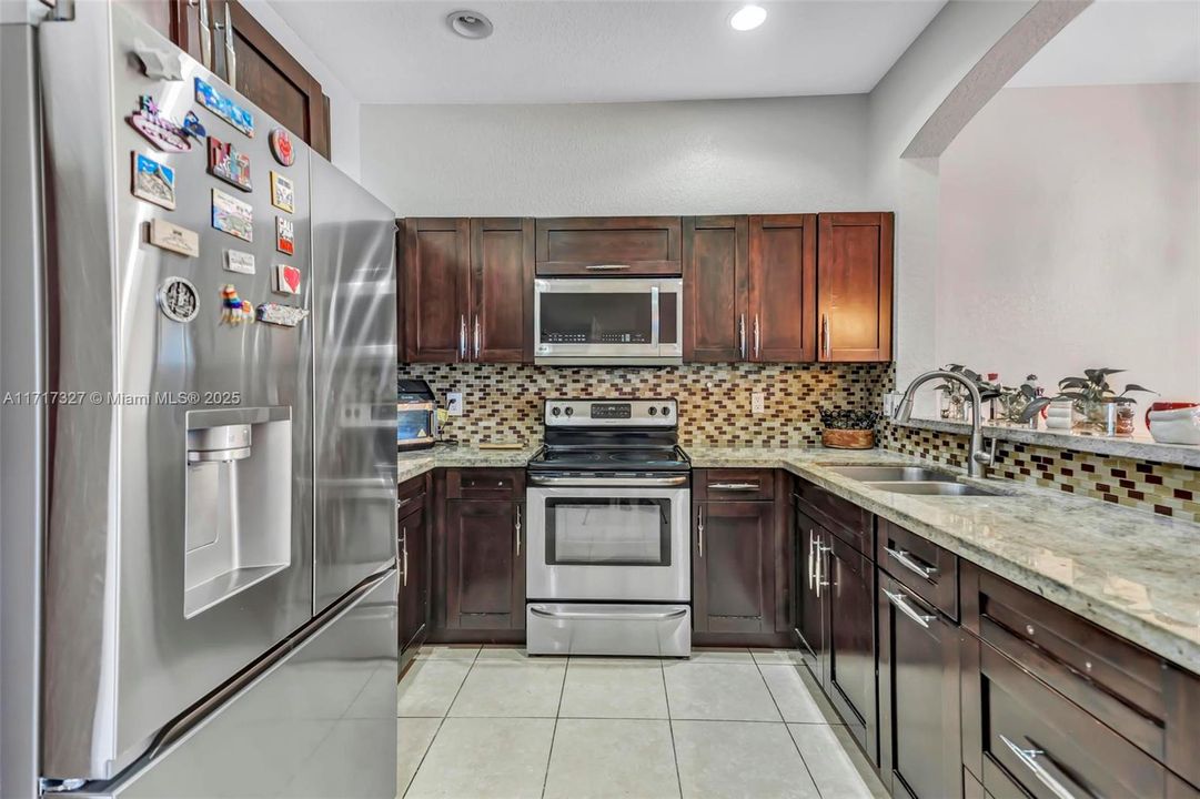 For Sale: $450,000 (3 beds, 3 baths, 1628 Square Feet)