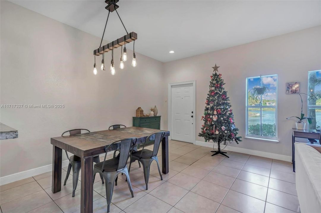 For Sale: $450,000 (3 beds, 3 baths, 1628 Square Feet)