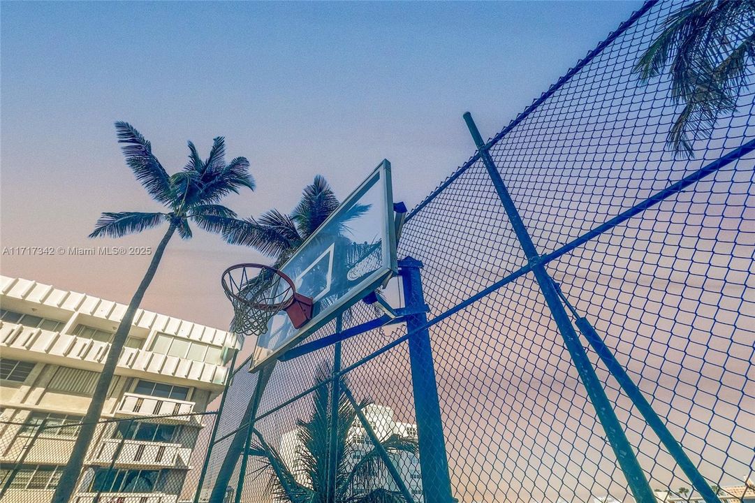 For Sale: $1,550,000 (3 beds, 2 baths, 1234 Square Feet)