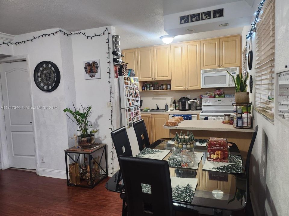 For Sale: $196,200 (2 beds, 1 baths, 686 Square Feet)