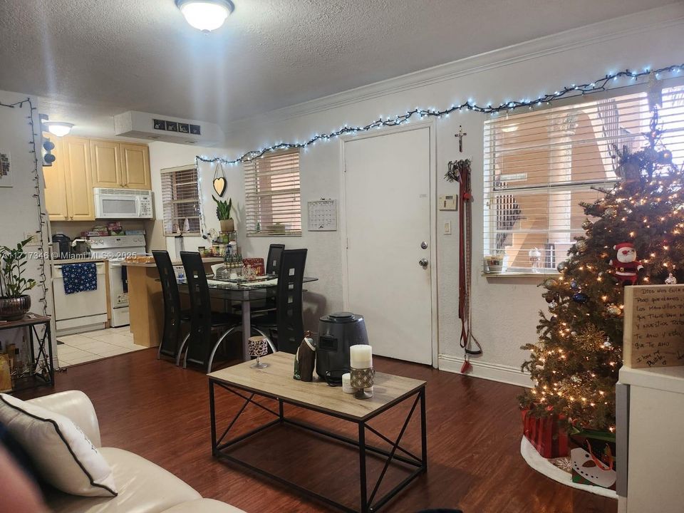 For Sale: $196,200 (2 beds, 1 baths, 686 Square Feet)