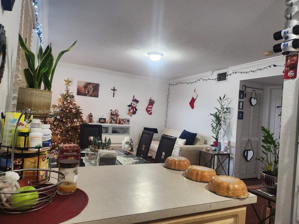 For Sale: $196,200 (2 beds, 1 baths, 686 Square Feet)