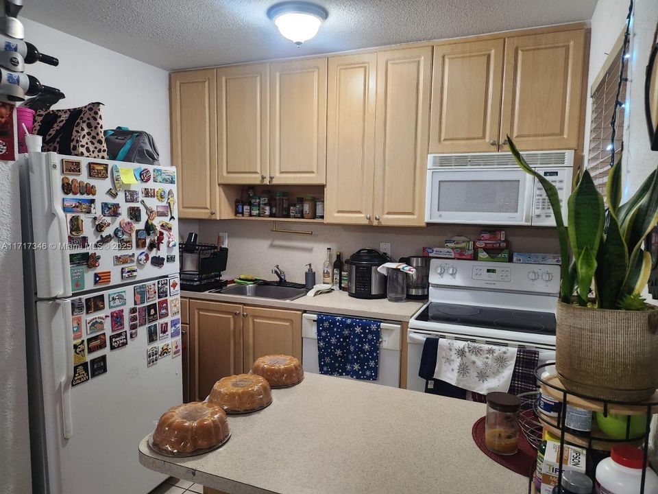 For Sale: $196,200 (2 beds, 1 baths, 686 Square Feet)