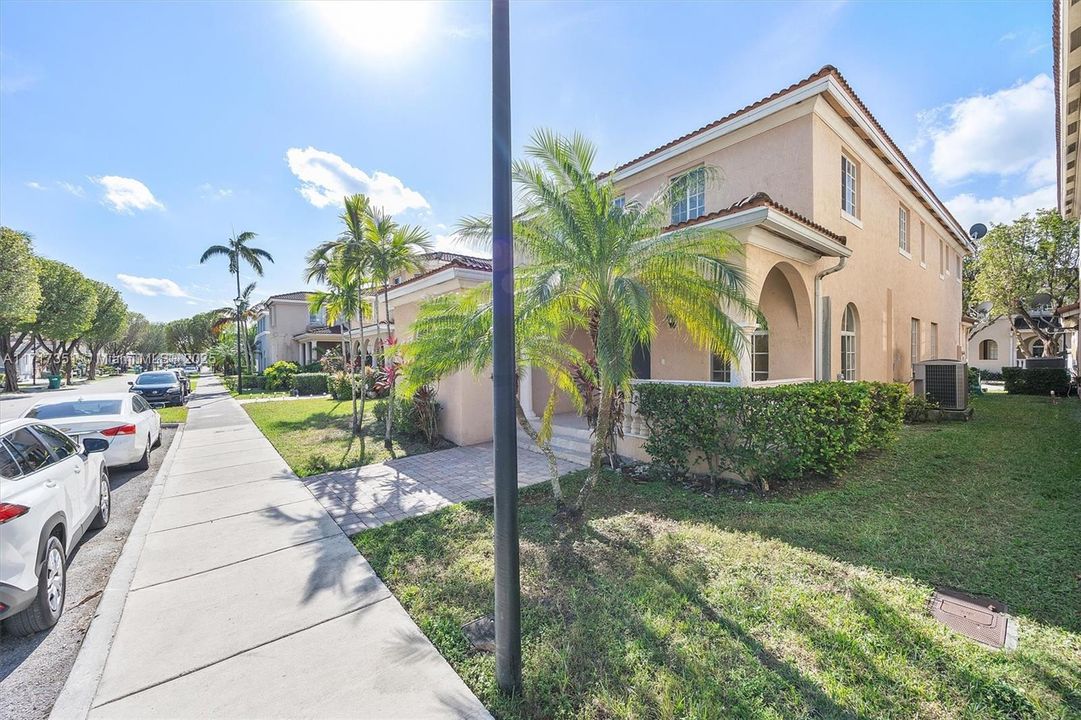 For Sale: $499,000 (5 beds, 3 baths, 2611 Square Feet)