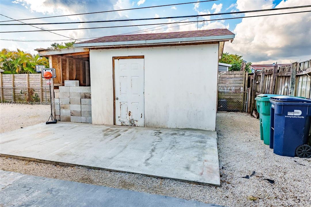 For Sale: $705,000 (4 beds, 2 baths, 1618 Square Feet)