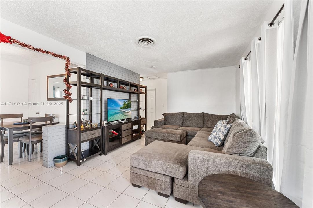 For Sale: $465,900 (2 beds, 2 baths, 1170 Square Feet)