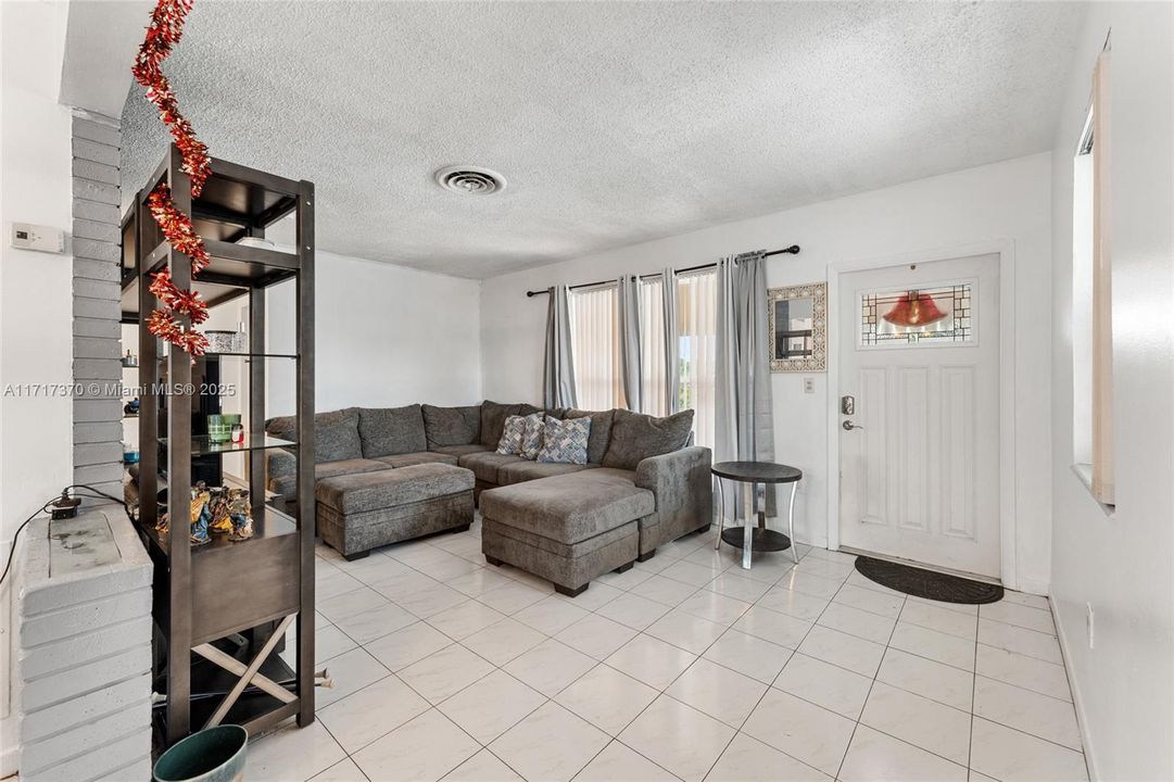 For Sale: $465,900 (2 beds, 2 baths, 1170 Square Feet)