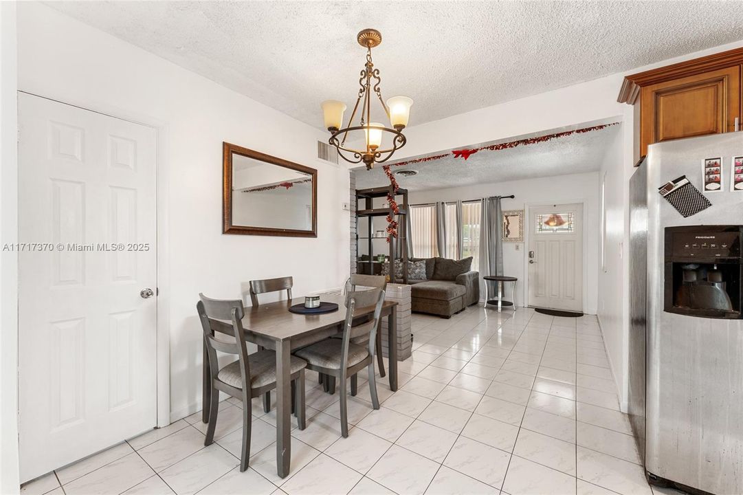 For Sale: $465,900 (2 beds, 2 baths, 1170 Square Feet)