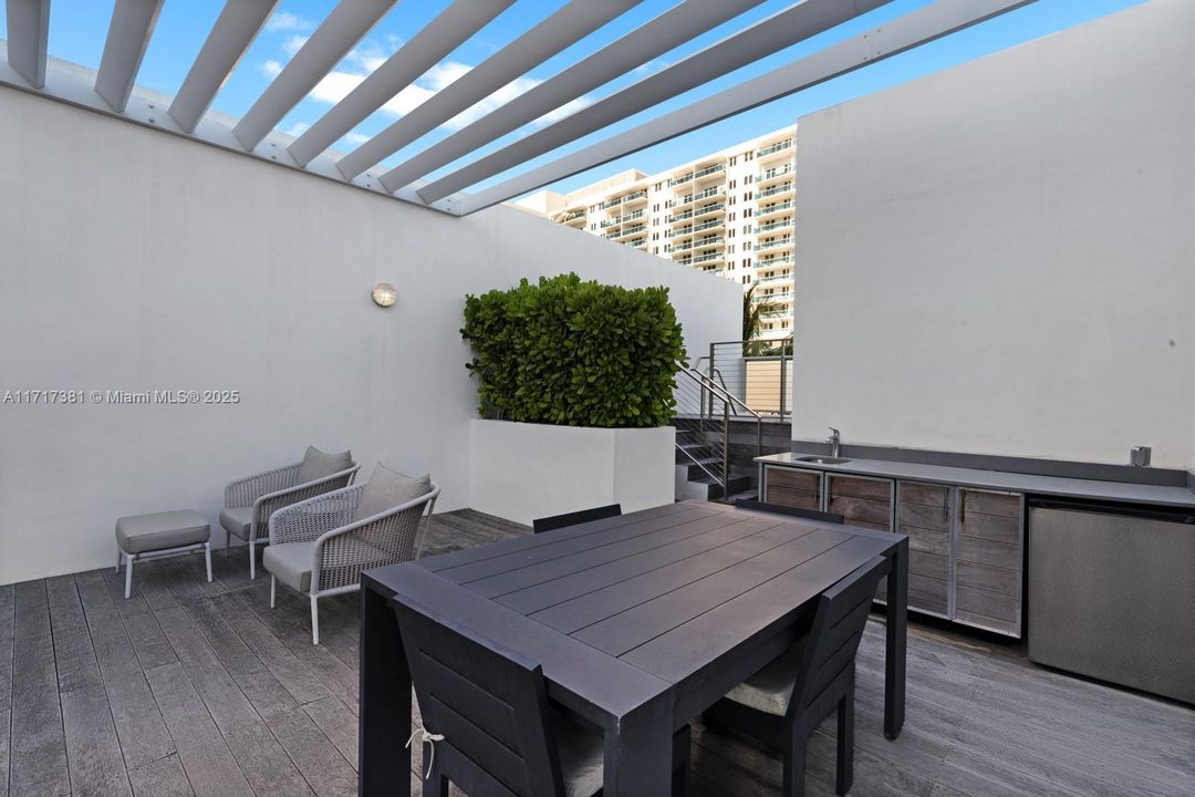 For Sale: $4,550,000 (2 beds, 2 baths, 1282 Square Feet)