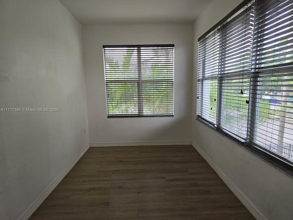 For Rent: $2,300 (2 beds, 1 baths, 772 Square Feet)