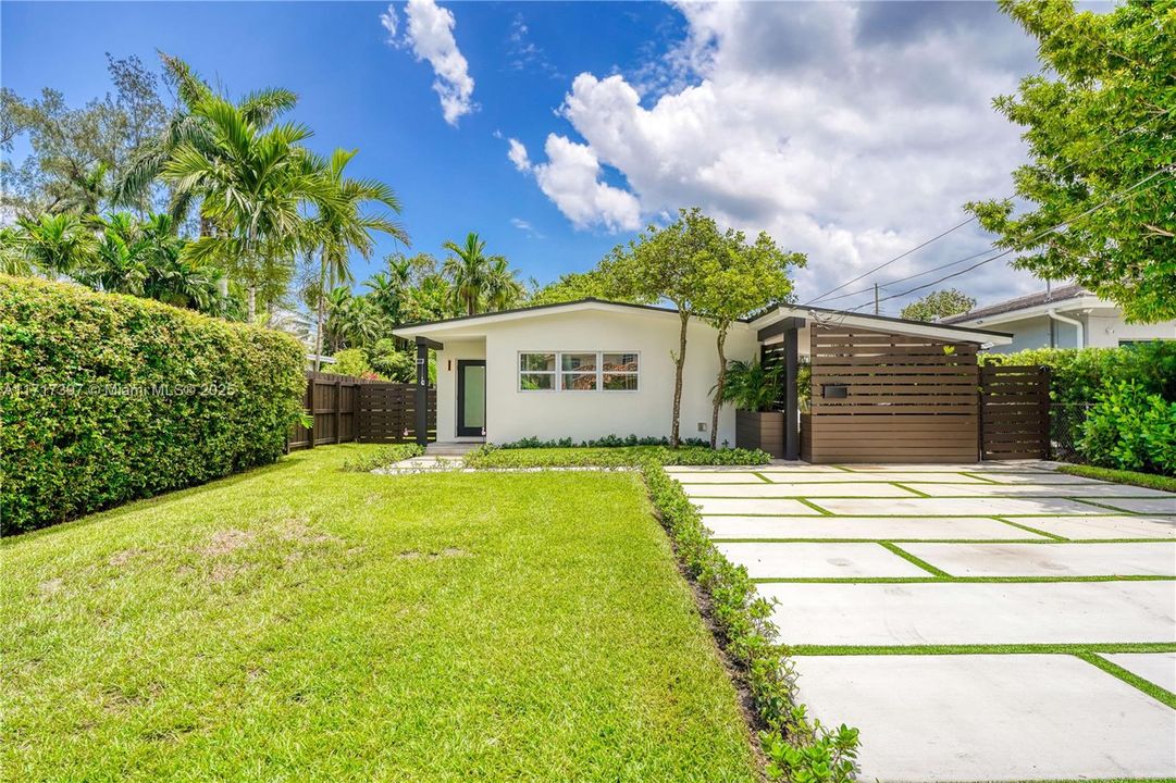 For Sale: $759,000 (2 beds, 2 baths, 1010 Square Feet)