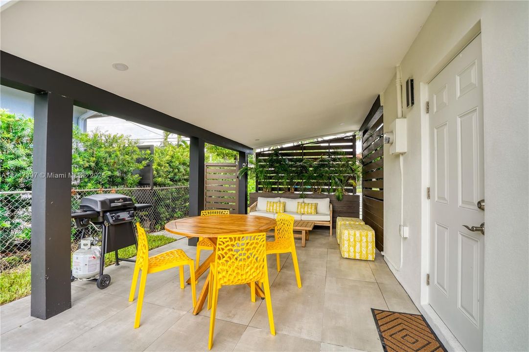 For Sale: $759,000 (2 beds, 2 baths, 1010 Square Feet)