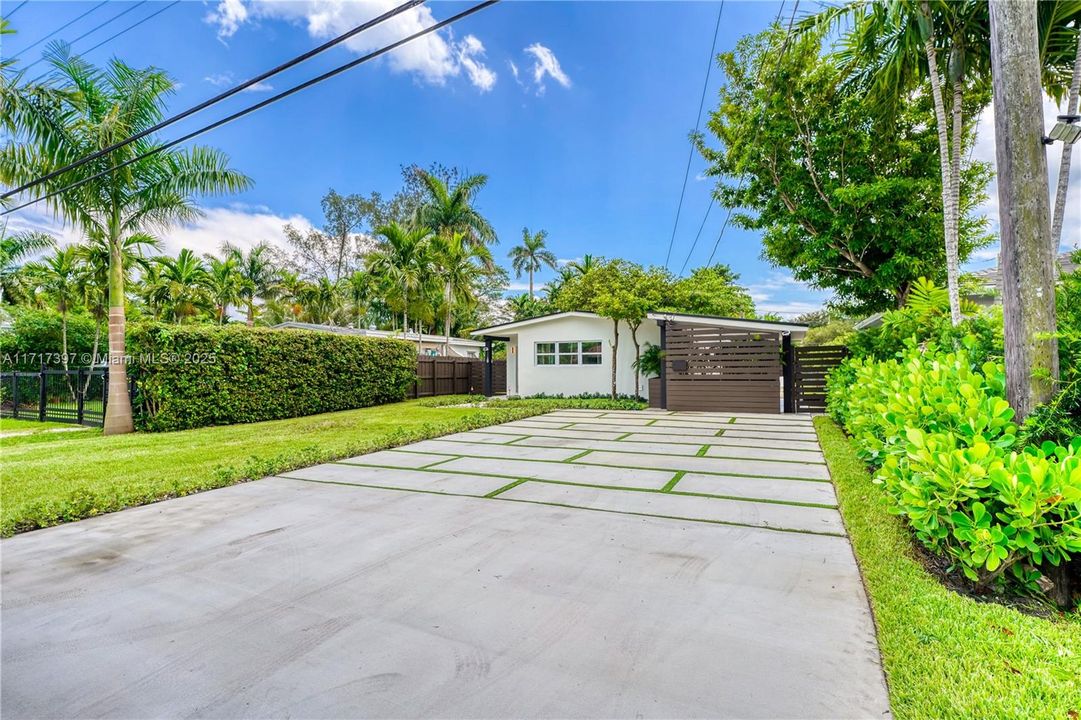 For Sale: $759,000 (2 beds, 2 baths, 1010 Square Feet)